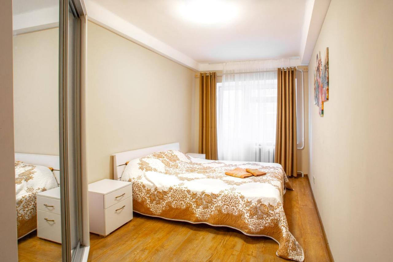 Квартира Поруч Із Палацом Україна Та Ocean Plaza Kiev Buitenkant foto
